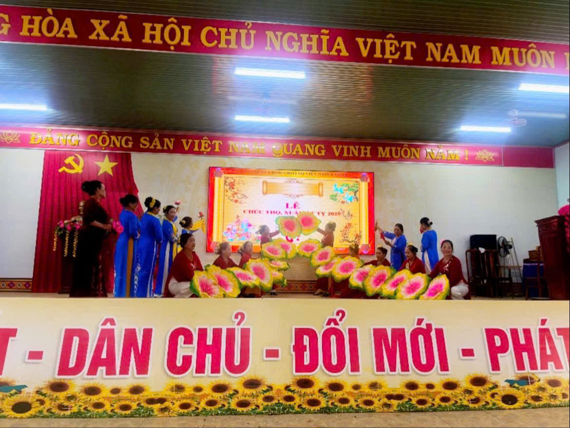 ĐẢNG UỶ-HĐND-UBND-UBMTTQ VIỆT NAM XÃ EA TÂN TỔ CHỨC LỄ CHÚC THỌ DỊP XUÂN ẤT TỴ 2025