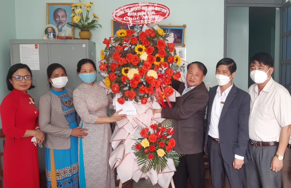 Thường trực Huyện ủy - HĐND - UBND - UBMTTQ Việt Nam huyện  thăm, chúc mừng Hội LHPN huyện nhân ngày Quốc tế Phụ nữ 