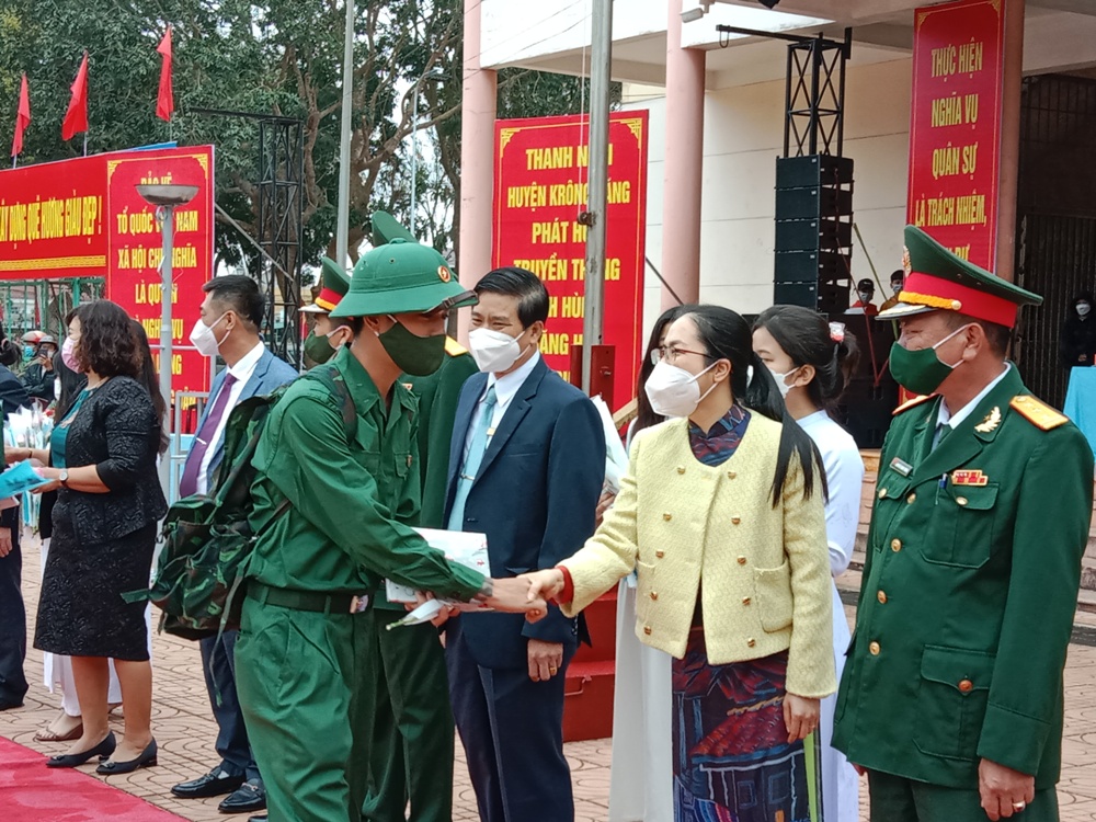 Huyện Krông Năng tổ chức lễ giao, nhận quân năm 2022